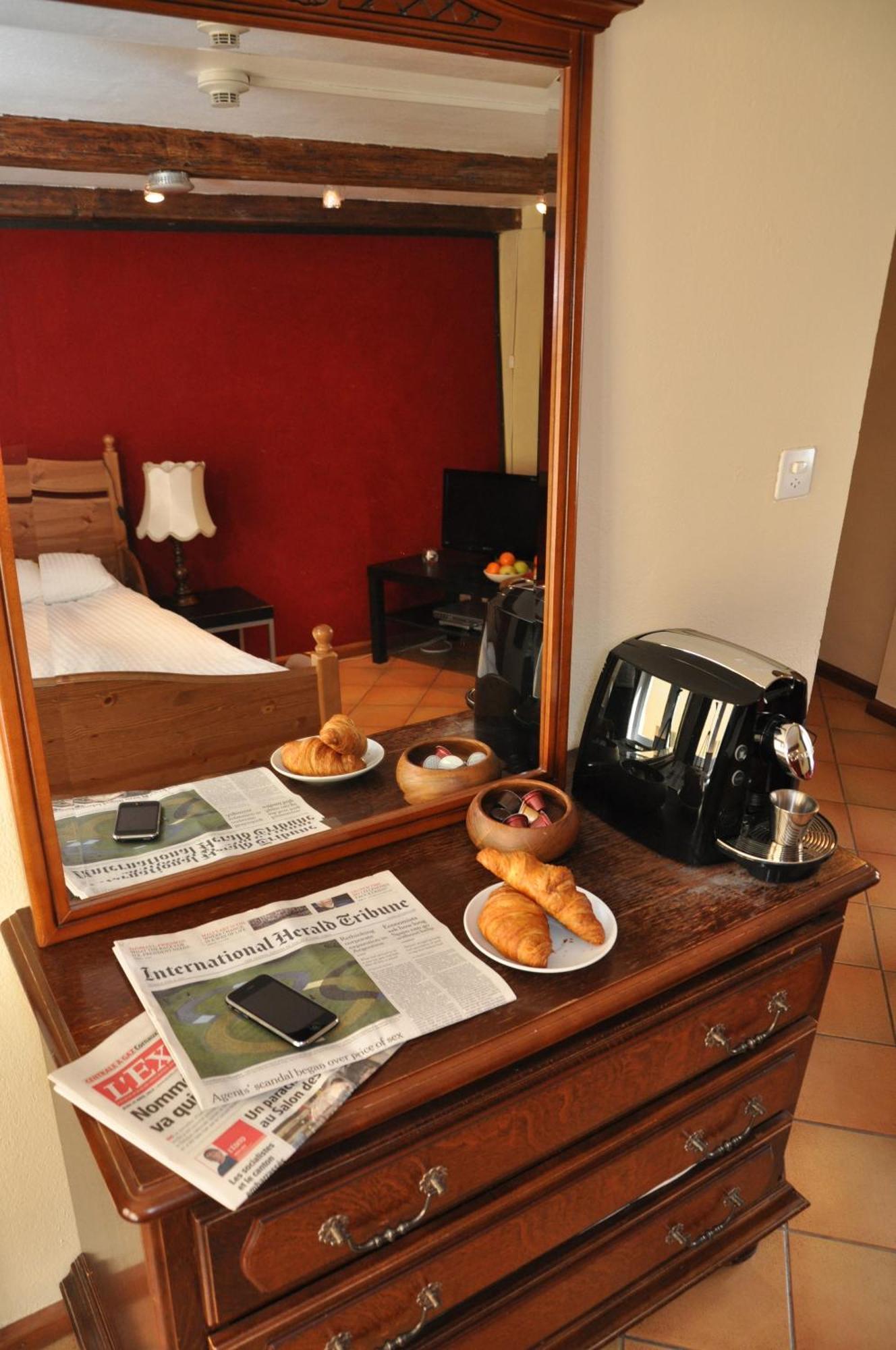 Aux Chambres Du Banneret Neuchatel Ngoại thất bức ảnh